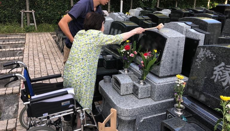 外出支援で車椅子からお墓参りをするご利用者様