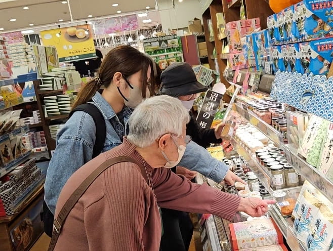 外出支援で土産物店の商品を選ぶご利用者様