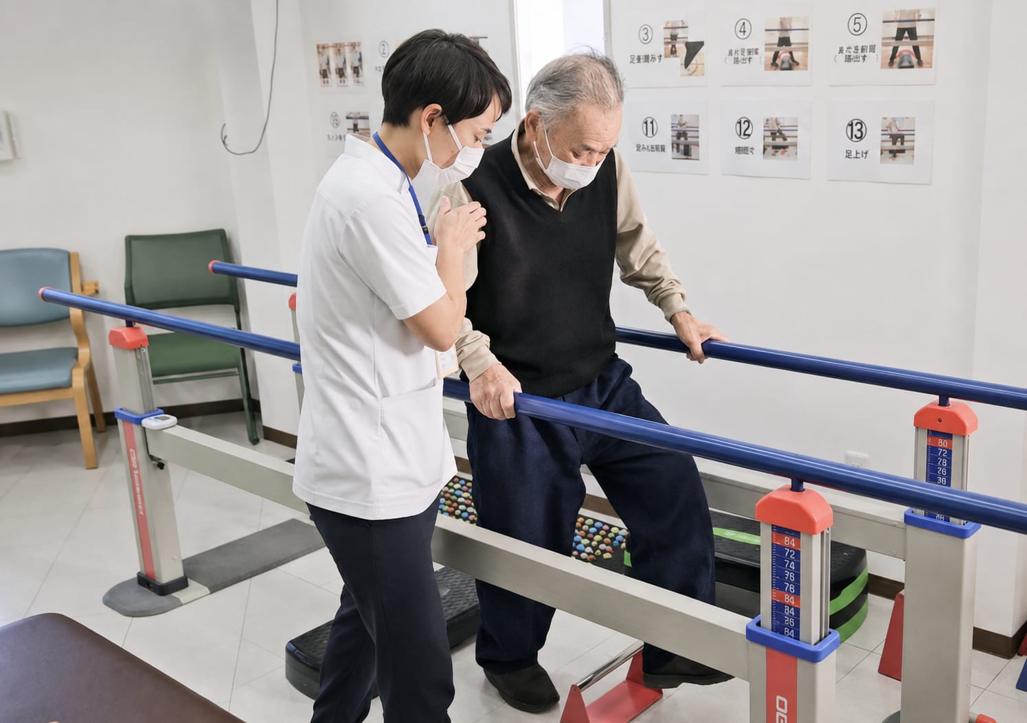 平行棒を使った歩行訓練に取り組むご利用者様とスタッフ