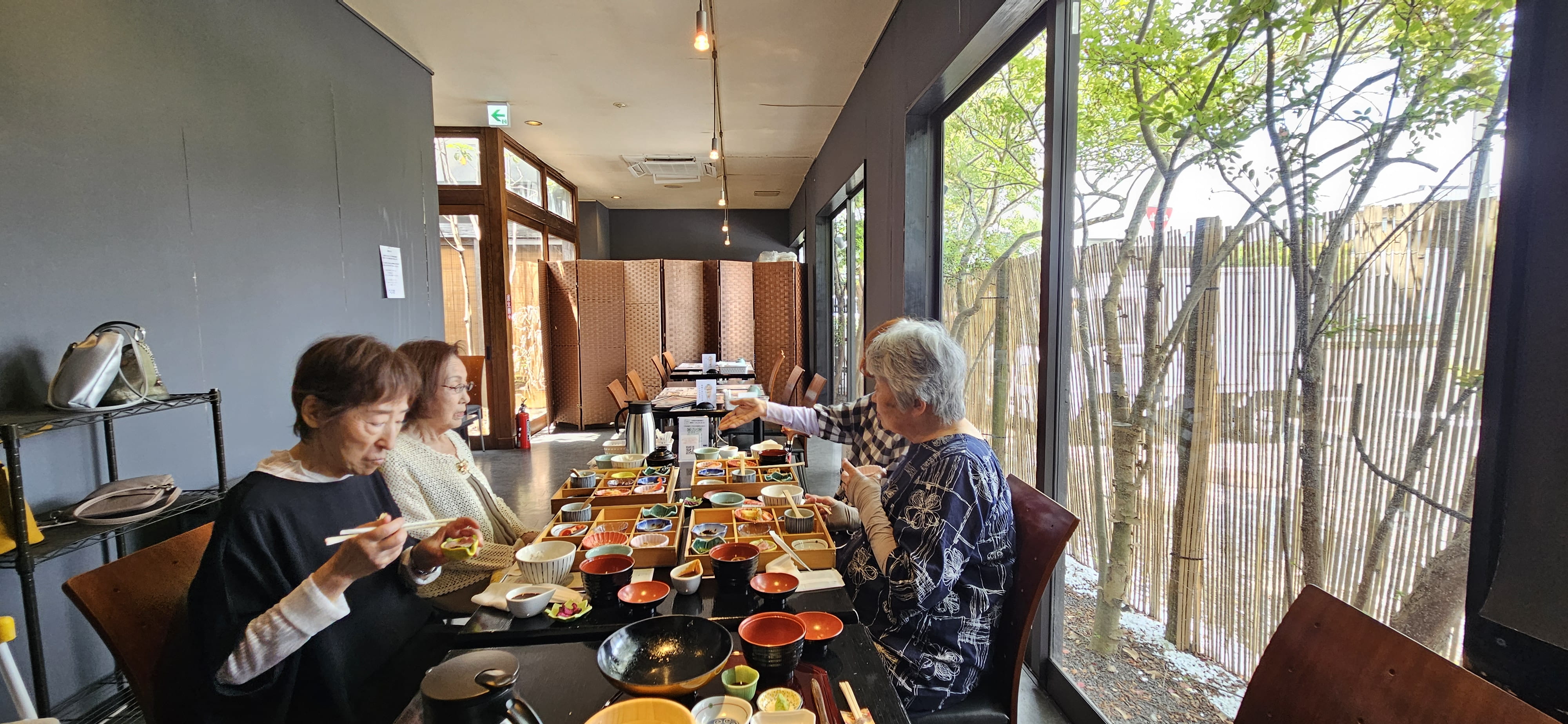 外出支援で和食店での食事を楽しむご利用者様